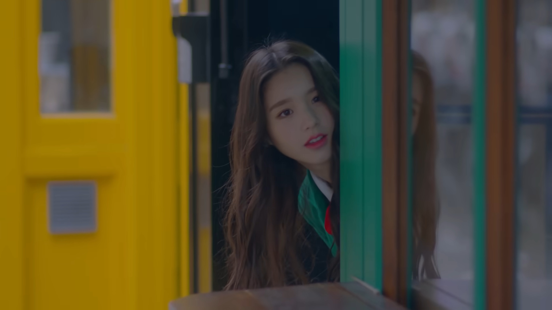 Heejin looking around a corner.